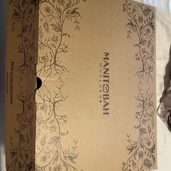 Like new Manitobah Mukluks only worn a few times. - Picture 6 of 6